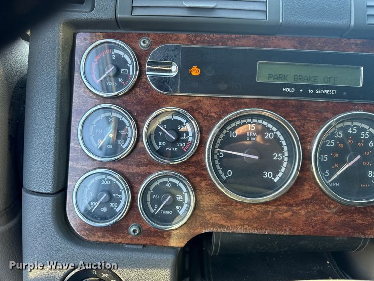 image for item EN0478 2013 Freightliner Cascadia 125 semi truck