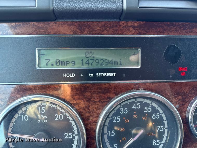 image for item EN0478 2013 Freightliner Cascadia 125 semi truck