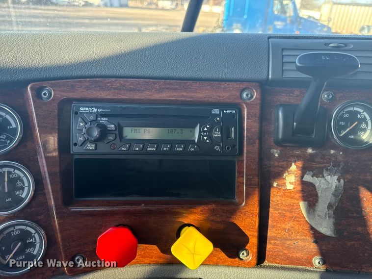 image for item EN0478 2013 Freightliner Cascadia 125 semi truck