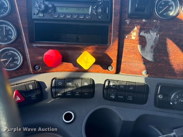 image for item EN0478 2013 Freightliner Cascadia 125 semi truck