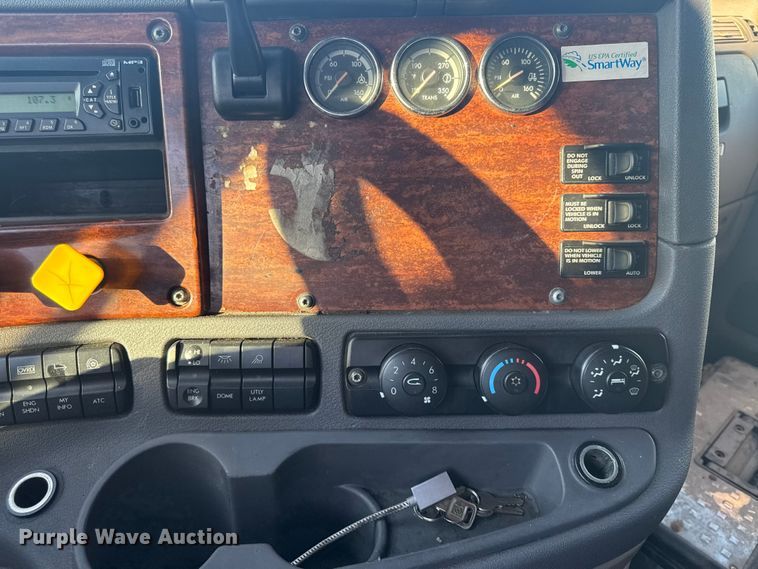 image for item EN0478 2013 Freightliner Cascadia 125 semi truck