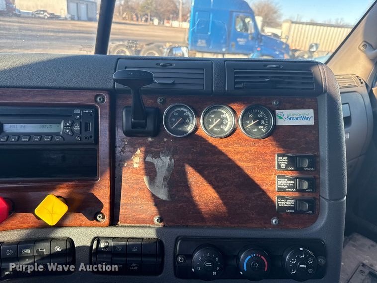 image for item EN0478 2013 Freightliner Cascadia 125 semi truck