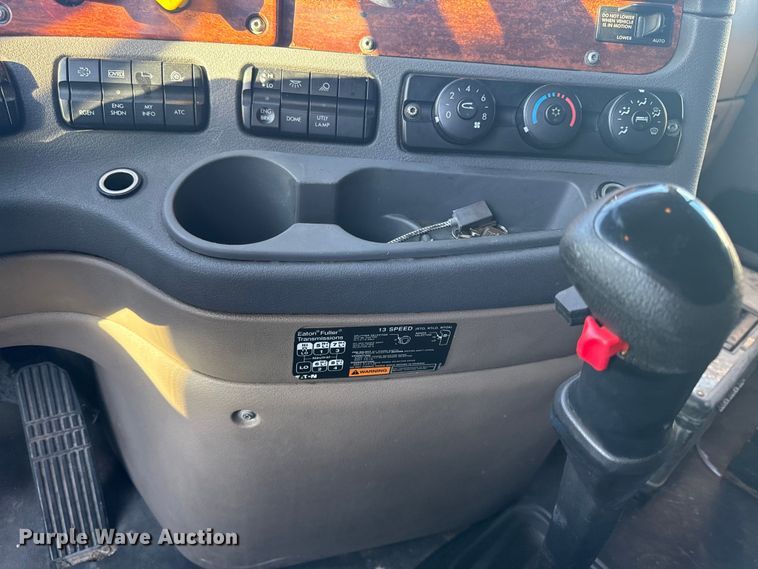 image for item EN0478 2013 Freightliner Cascadia 125 semi truck