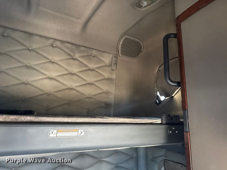 image for item EN0478 2013 Freightliner Cascadia 125 semi truck