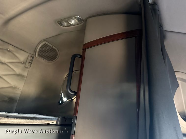 image for item EN0478 2013 Freightliner Cascadia 125 semi truck