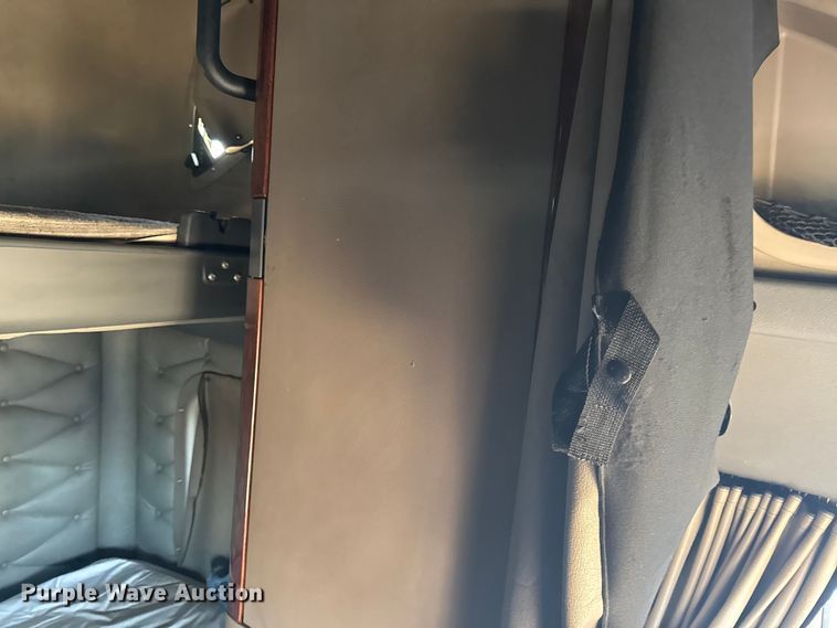 image for item EN0478 2013 Freightliner Cascadia 125 semi truck