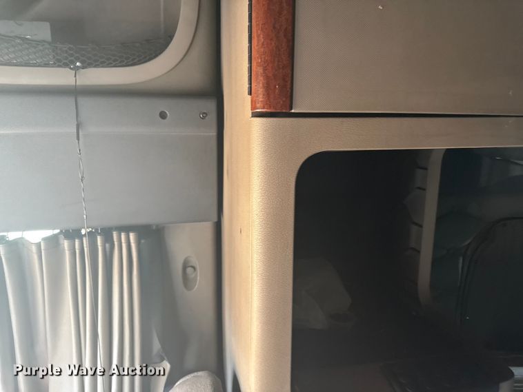 image for item EN0478 2013 Freightliner Cascadia 125 semi truck