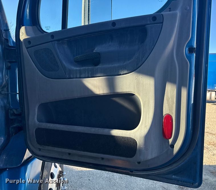 image for item EN0478 2013 Freightliner Cascadia 125 semi truck