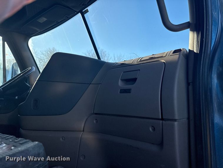 image for item EN0478 2013 Freightliner Cascadia 125 semi truck