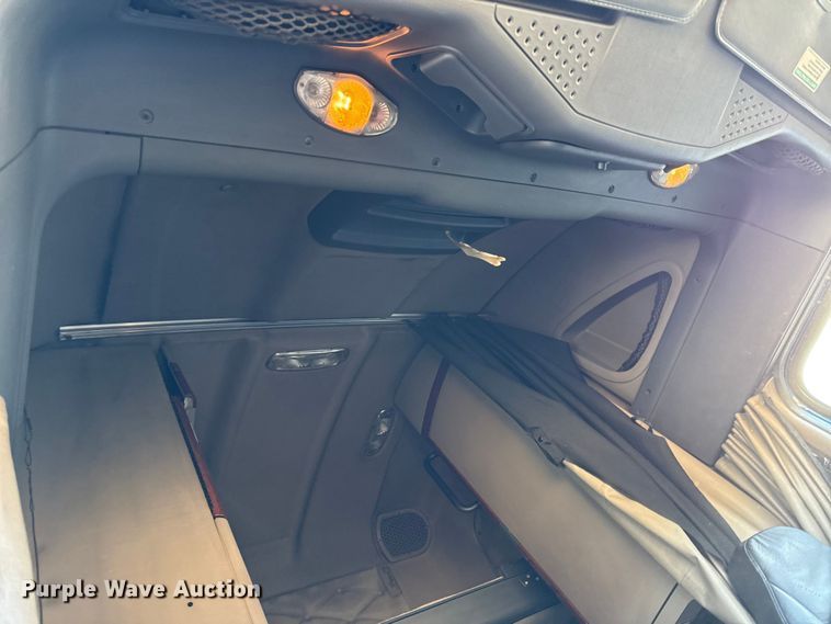 image for item EN0478 2013 Freightliner Cascadia 125 semi truck