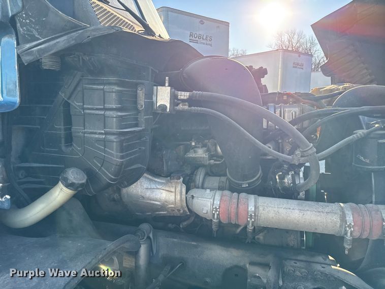 image for item EN0478 2013 Freightliner Cascadia 125 semi truck