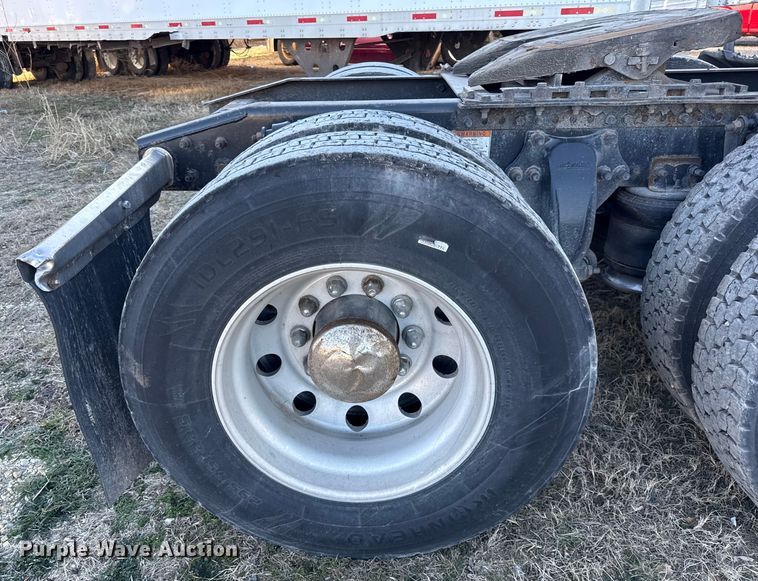 image for item EN0478 2013 Freightliner Cascadia 125 semi truck