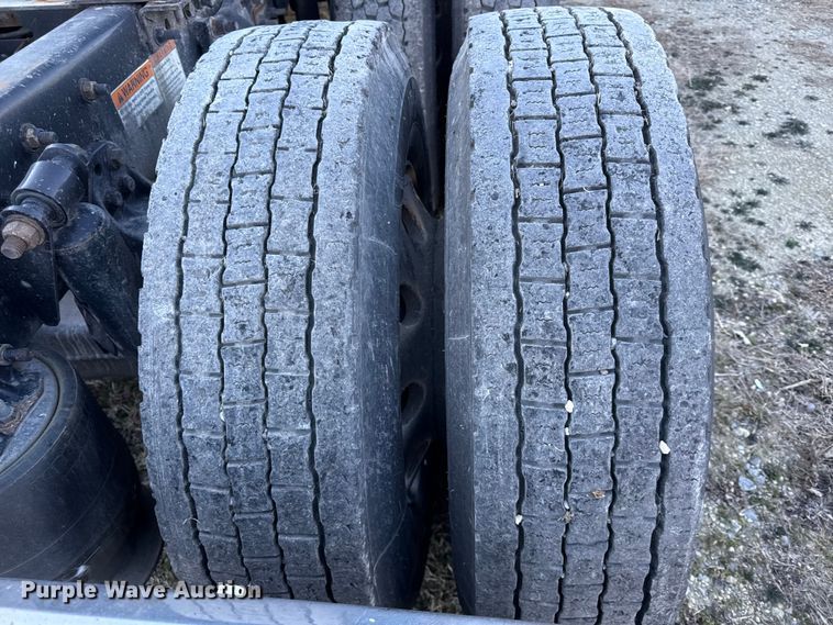 image for item EN0478 2013 Freightliner Cascadia 125 semi truck