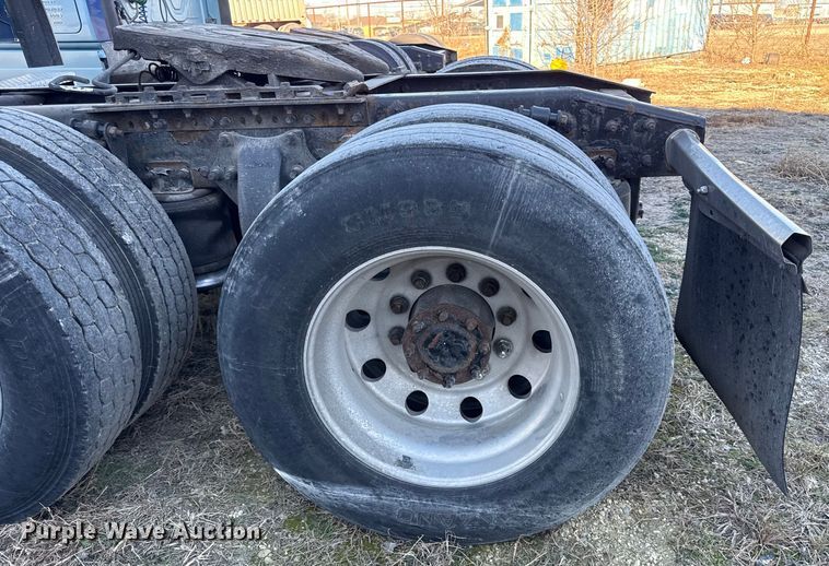 image for item EN0478 2013 Freightliner Cascadia 125 semi truck