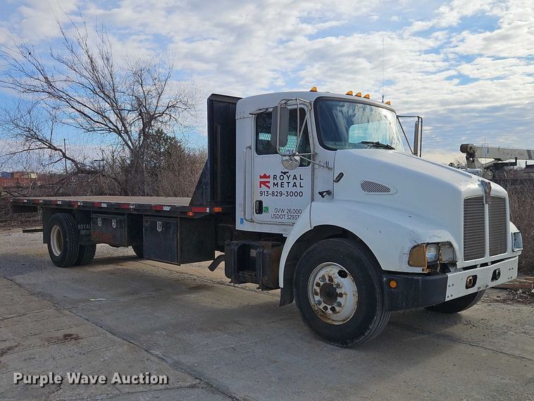 image for item EO7031 2003 Kenworth T300 flatbed truck