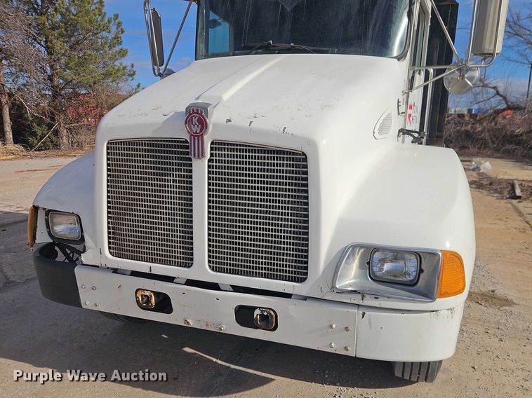 image for item EO7031 2003 Kenworth T300 flatbed truck
