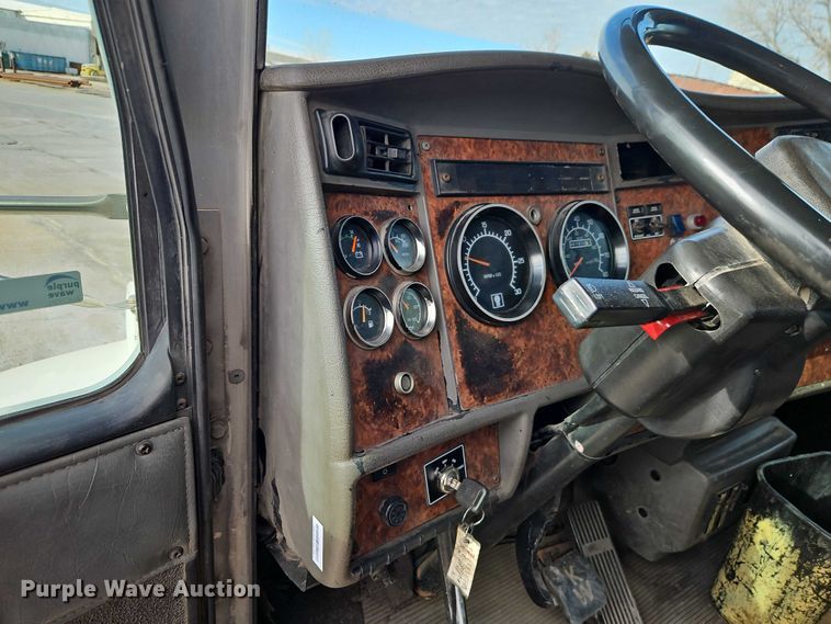 image for item EO7031 2003 Kenworth T300 flatbed truck