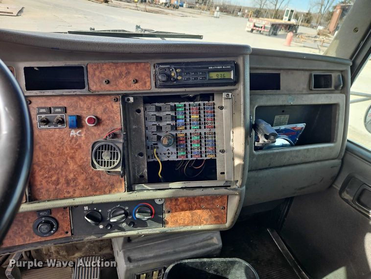 image for item EO7031 2003 Kenworth T300 flatbed truck