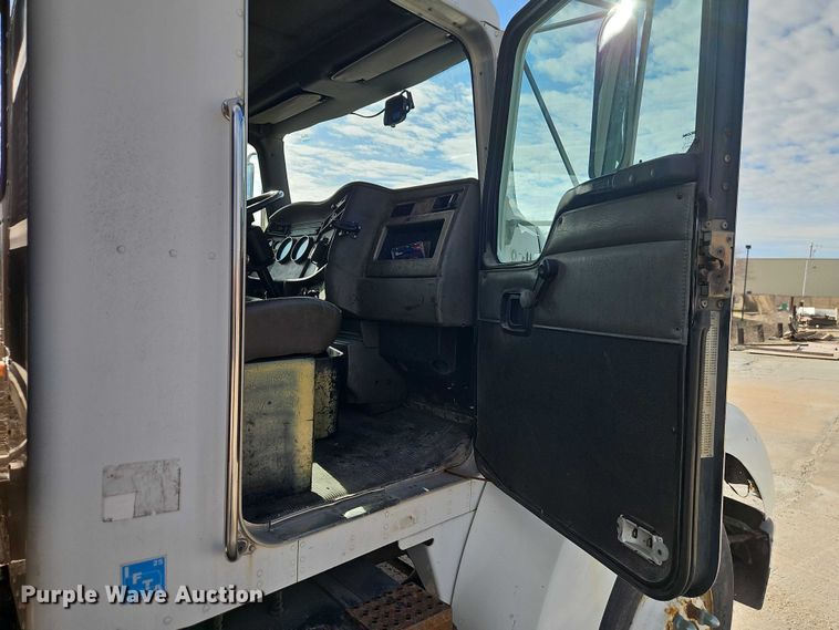 image for item EO7031 2003 Kenworth T300 flatbed truck