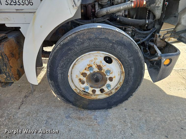 image for item EO7031 2003 Kenworth T300 flatbed truck