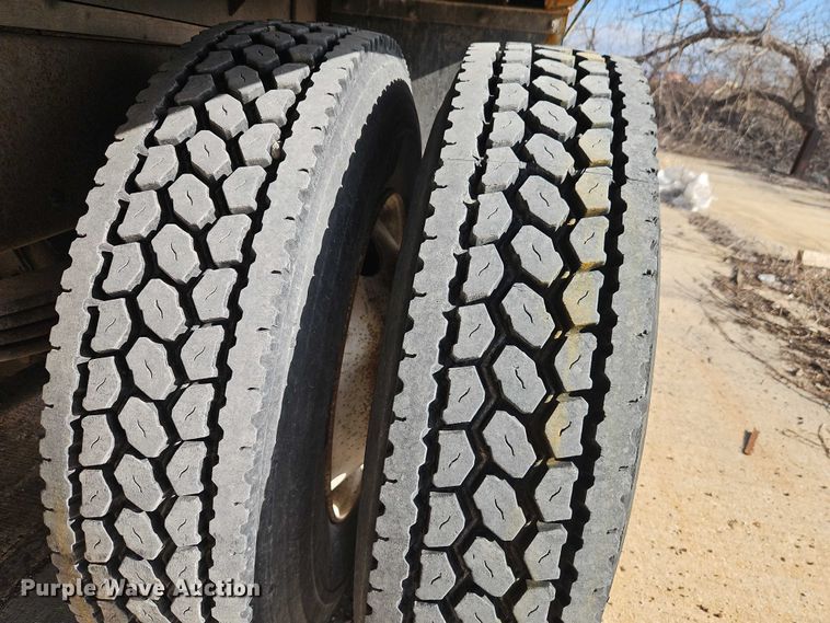 image for item EO7031 2003 Kenworth T300 flatbed truck