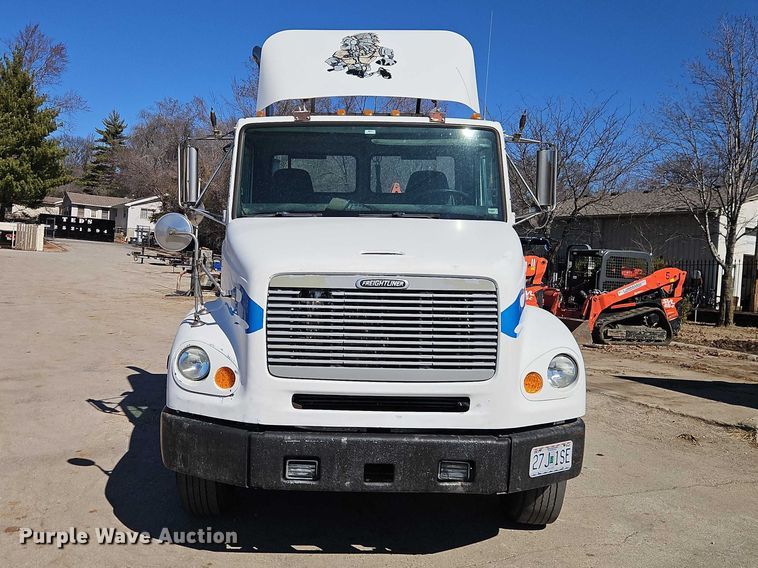 image for item EO7047 2002 Freightliner FL112 semi truck