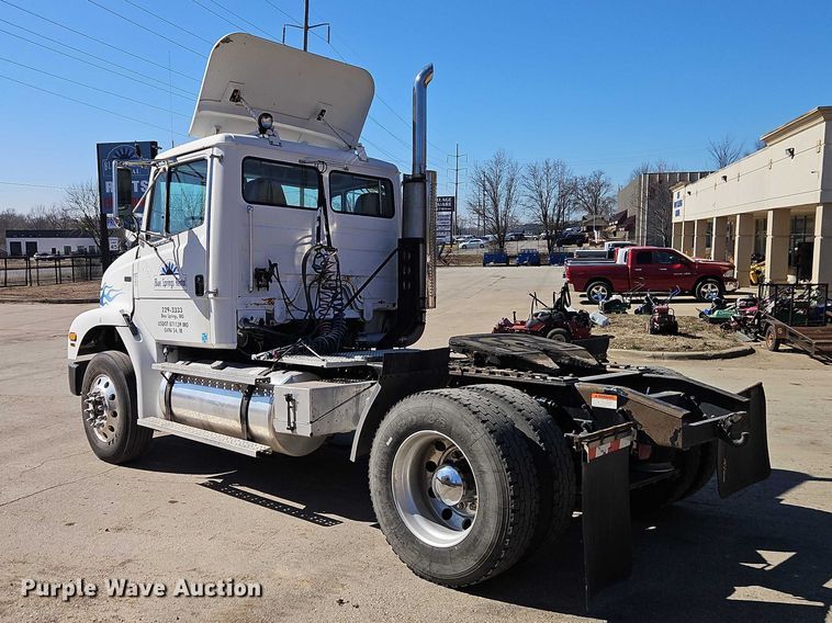 image for item EO7047 2002 Freightliner FL112 semi truck