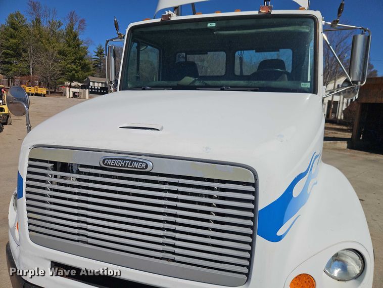 image for item EO7047 2002 Freightliner FL112 semi truck