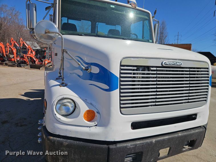 image for item EO7047 2002 Freightliner FL112 semi truck