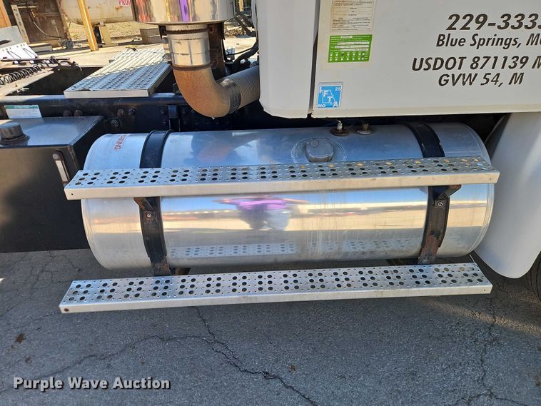 image for item EO7047 2002 Freightliner FL112 semi truck