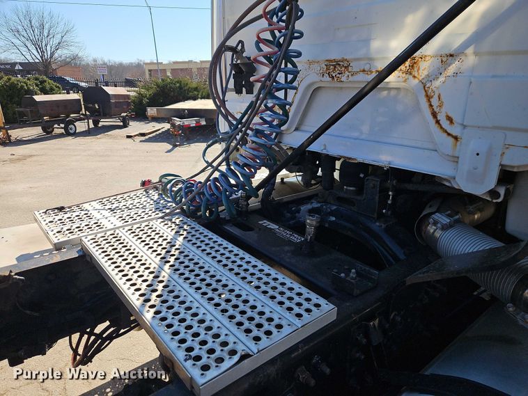 image for item EO7047 2002 Freightliner FL112 semi truck