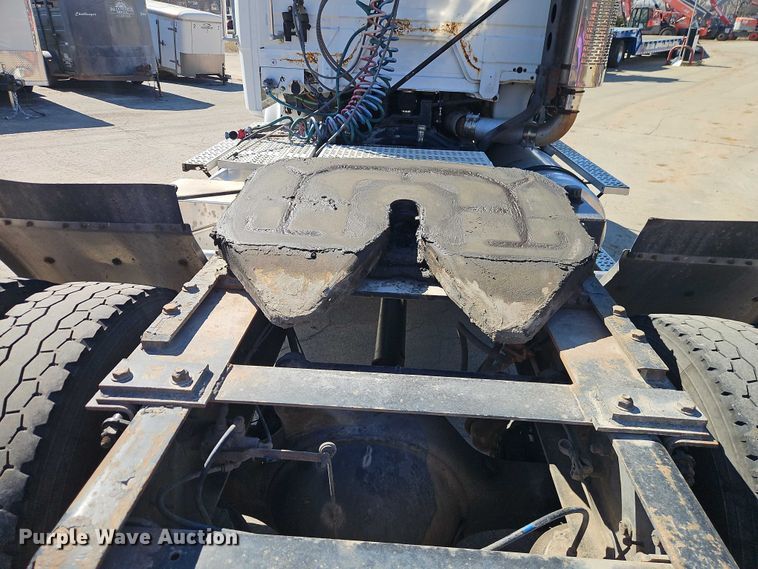 image for item EO7047 2002 Freightliner FL112 semi truck