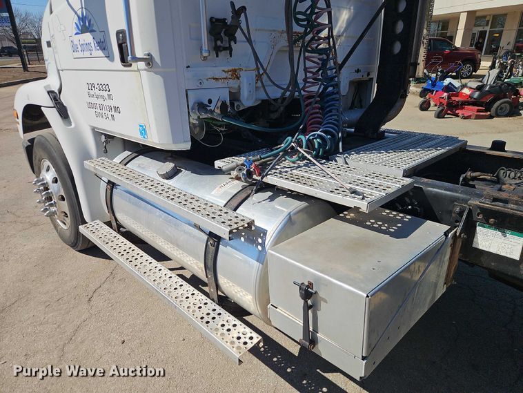 image for item EO7047 2002 Freightliner FL112 semi truck