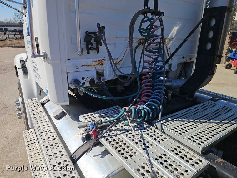 image for item EO7047 2002 Freightliner FL112 semi truck