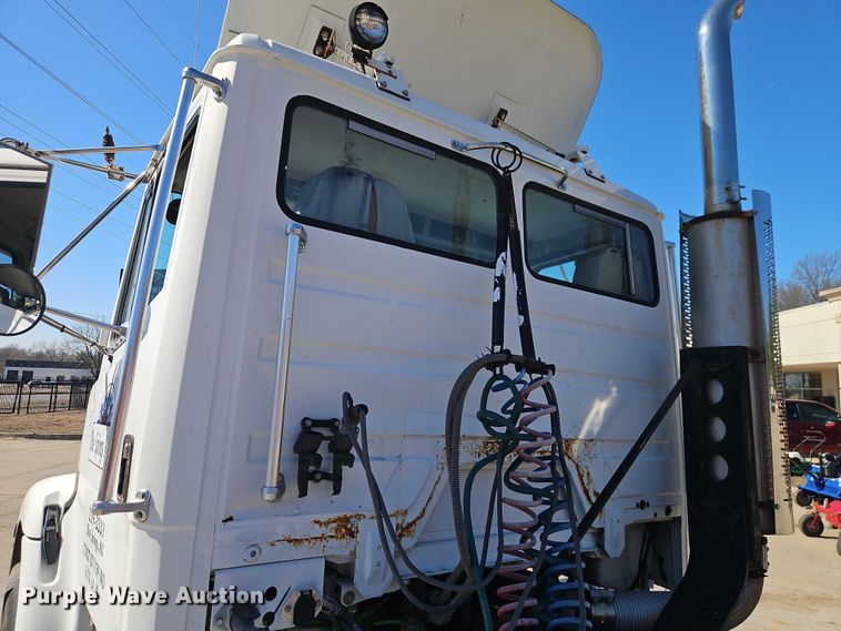 image for item EO7047 2002 Freightliner FL112 semi truck