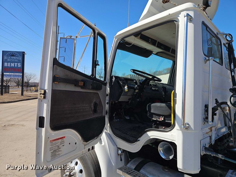 image for item EO7047 2002 Freightliner FL112 semi truck