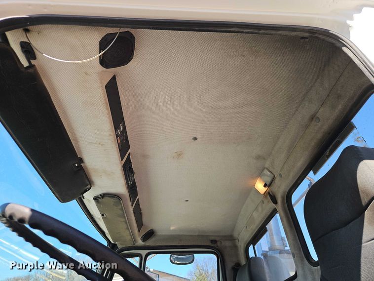 image for item EO7047 2002 Freightliner FL112 semi truck