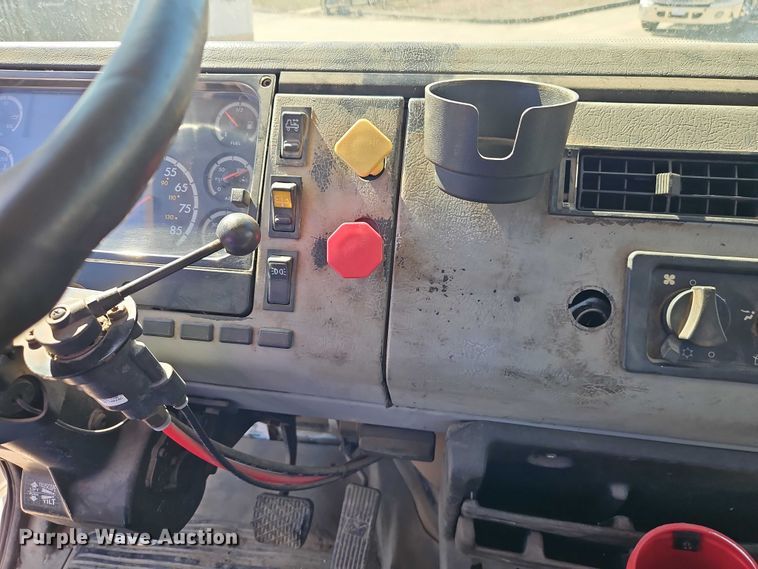 image for item EO7047 2002 Freightliner FL112 semi truck