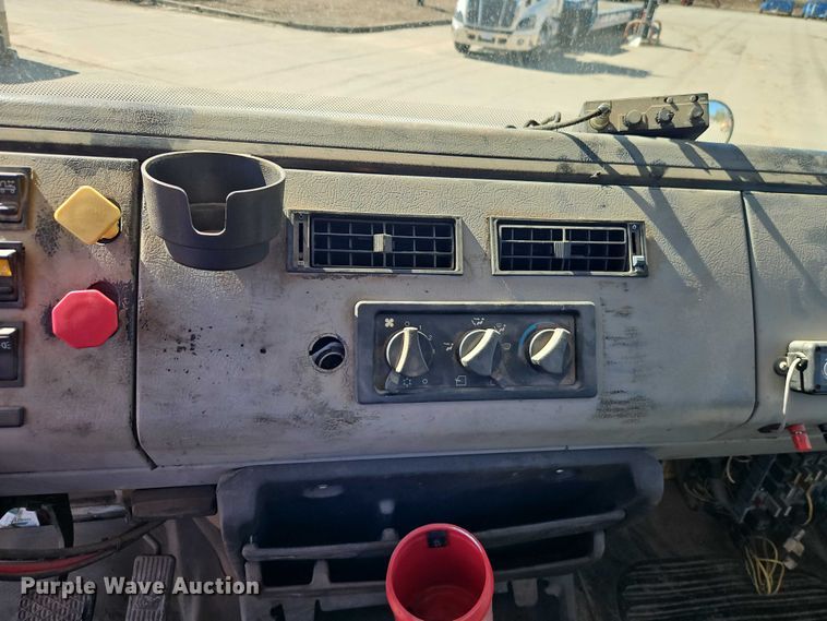 image for item EO7047 2002 Freightliner FL112 semi truck