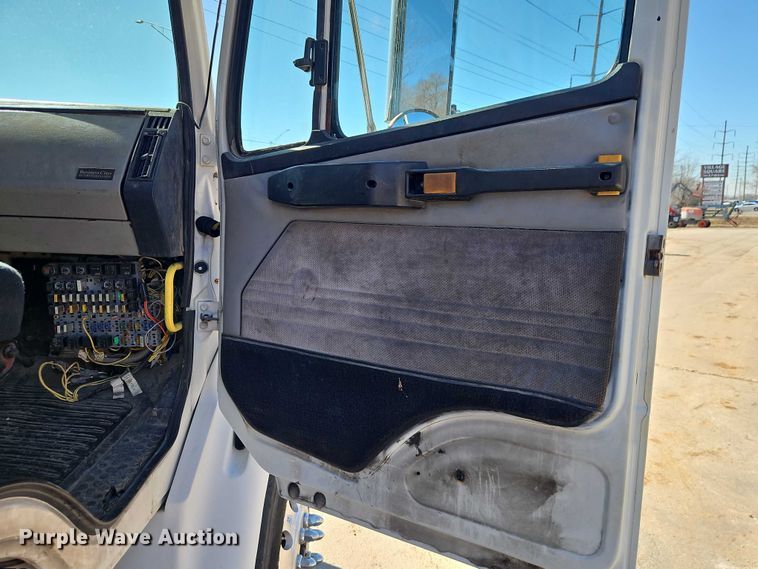 image for item EO7047 2002 Freightliner FL112 semi truck