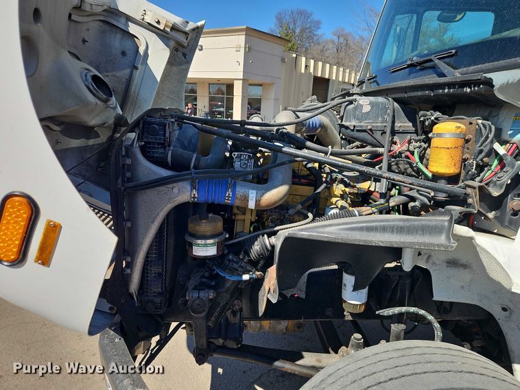 image for item EO7047 2002 Freightliner FL112 semi truck