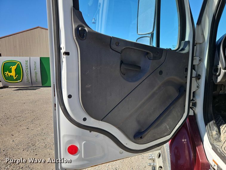 image for item EO7055 2017 Freightliner Business Class M2 rollback truck