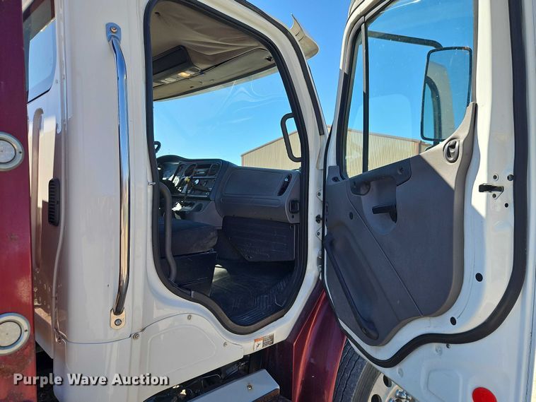 image for item EO7055 2017 Freightliner Business Class M2 rollback truck