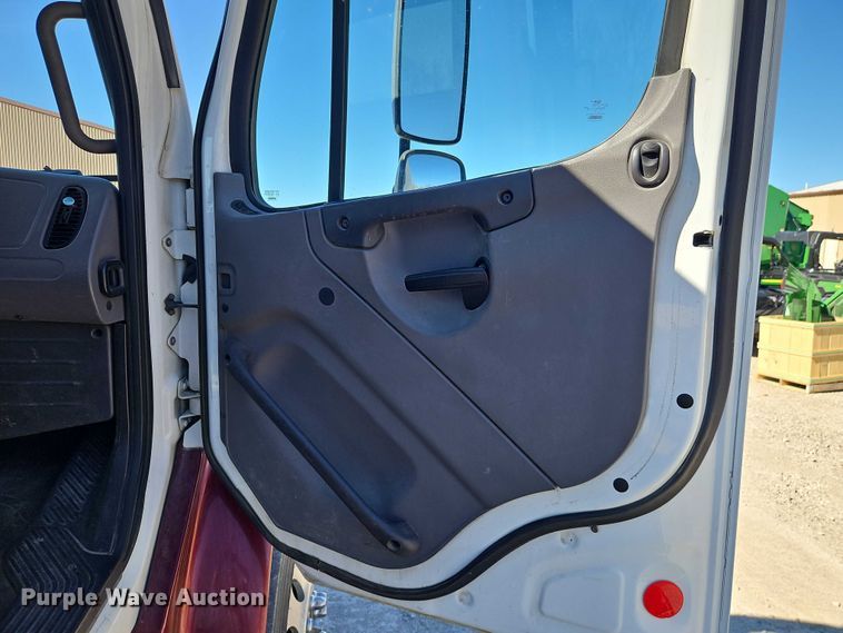 image for item EO7055 2017 Freightliner Business Class M2 rollback truck