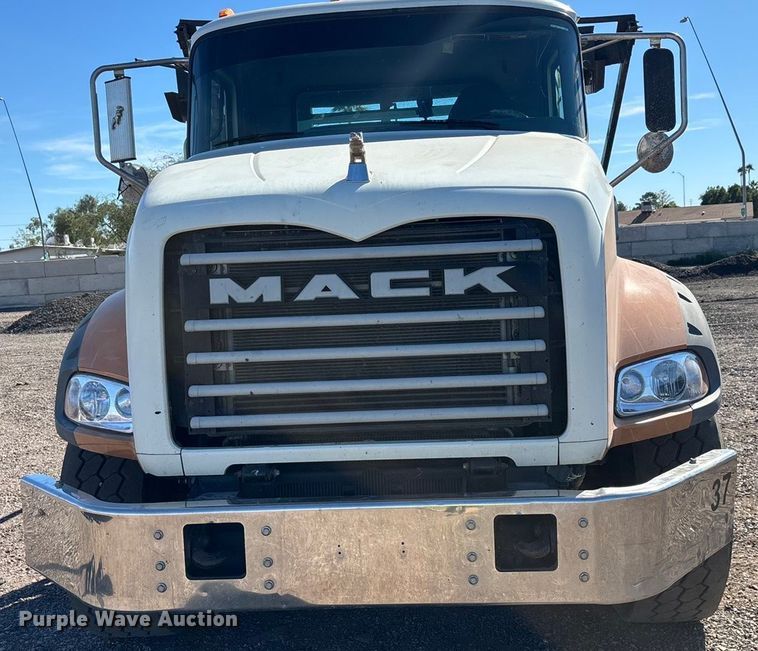 image for item ER7507 2017 Mack GU813 roll-off container truck
