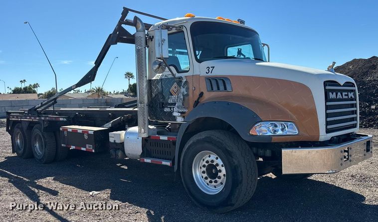 image for item ER7507 2017 Mack GU813 roll-off container truck