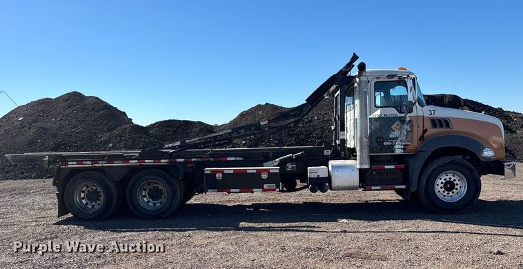 image for item ER7507 2017 Mack GU813 roll-off container truck