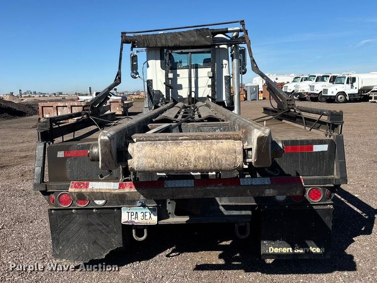 image for item ER7507 2017 Mack GU813 roll-off container truck