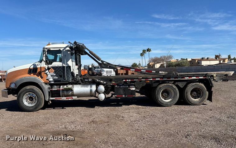 image for item ER7507 2017 Mack GU813 roll-off container truck