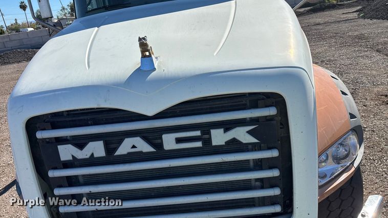 image for item ER7507 2017 Mack GU813 roll-off container truck